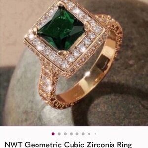 Luxurious Gold and Green Geometric Ring